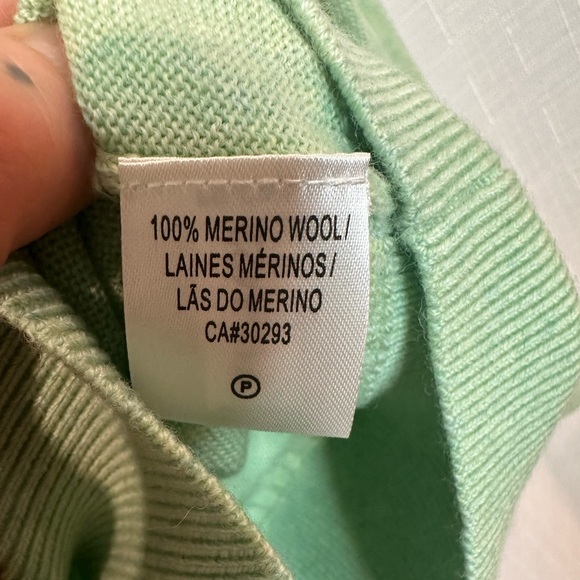Fairway & Greene V-Neck Sweater
Italian Merino in Size Small Color Light Green - Picture 5 of 6